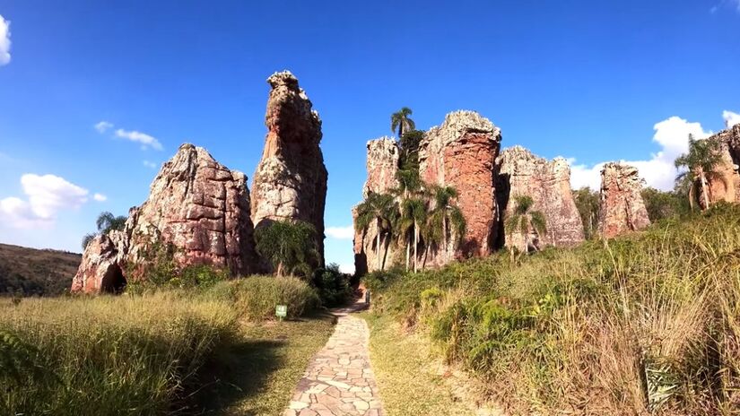 Os ingressos custam entre R$ 69 (meia) e R$ 138 (inteira), e há combos com atividades extras. Crianças de até cinco anos têm entrada gratuita. O parque funciona de quarta a segunda-feira, das 9h às 15h, com permanência permitida até as 17h. Foto: Reprodução YT/Arruma Essa Mala