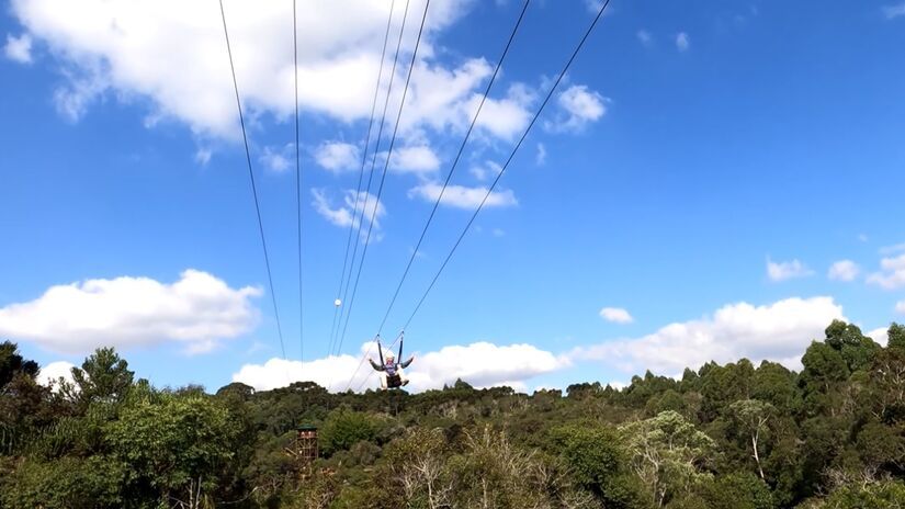 Há opções de tirolesa, arvorismo, cicloturismo, balão estacionário e até caminhada noturna, uma das experiências mais procuradas pelos visitantes. Foto: Reprodução YT/Arruma Essa Mala