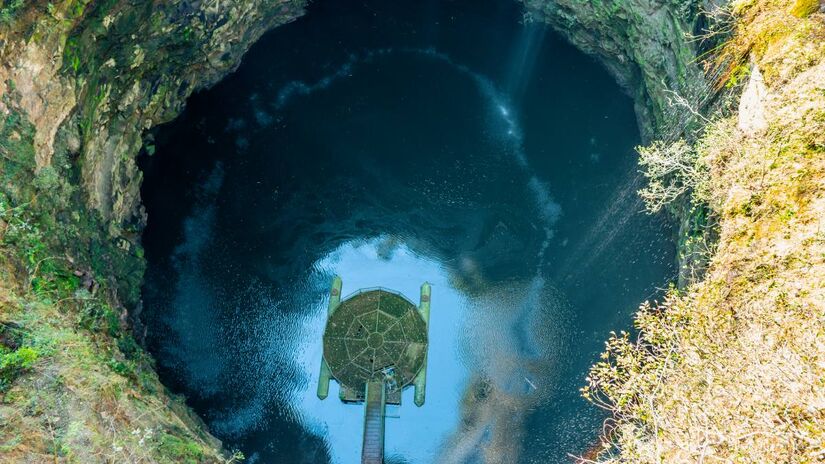 As trilhas que levam às formações têm níveis de dificuldade leve a moderado e permitem observar outras paisagens únicas, como as furnas dos Andorinhões e dos Lambaris  cavidades com até 100 metros de profundidade, que impressionam pela dimensão e beleza natural. Foto: Wikimedia Commons