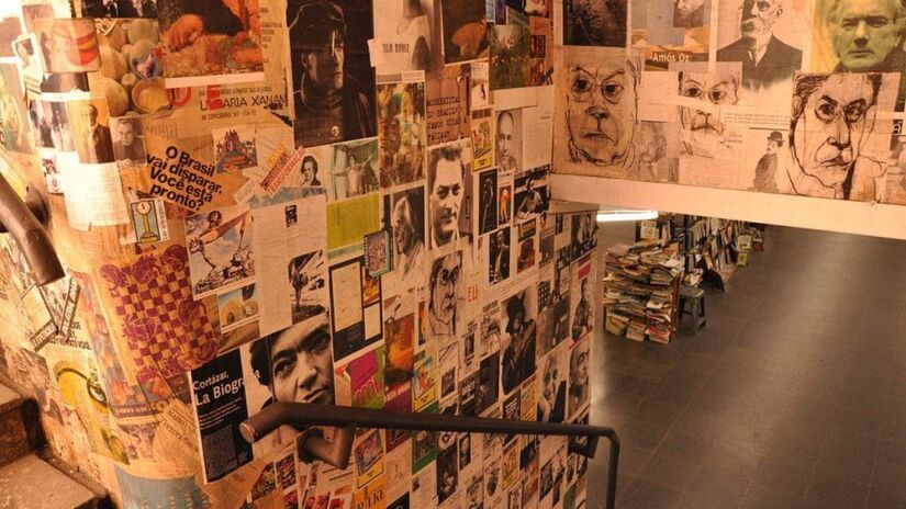Passagem Literária da Consolação: arte e leitura no metrô da paulista

Entre o cinema Petra Belas Artes e o icônico Riviera Bar, há um túnel que poucos notam. A Passagem Literária da Consolação é uma travessia cultural: suas paredes são cobertas de livros e obras de arte. O espaço abriga exposições e performances, tornando o simples ato de atravessar a rua uma experiência sensorial.

 Segunda a sexta, das 10h30 às 19h; sábado, das 11h às 19h
 Grátis
 Avenida Paulista x Rua da Consolação

Foto: Wikimedia Commons