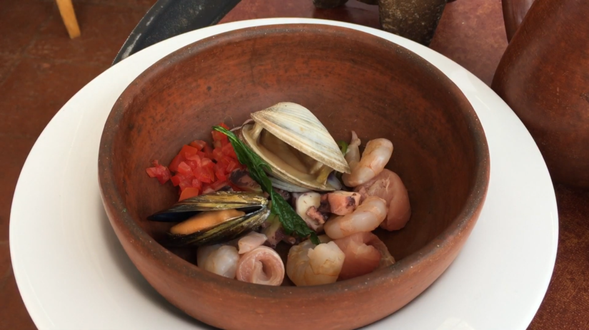 O caldo é composto por ingredientes de fácil acesso, como camarão, tomate, filé de peixe, ervas e temperos (Foto: Reprodução YouTube/Alberto A. Verastegui)