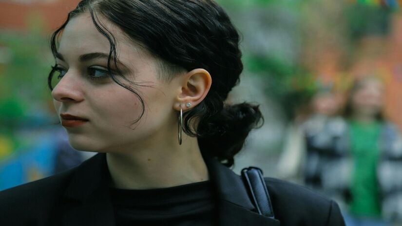 Um clássico que deixa o visual elegante e evita o frizz. Finalize com gel ou creme antifrizz para garantir um acabamento alinhado