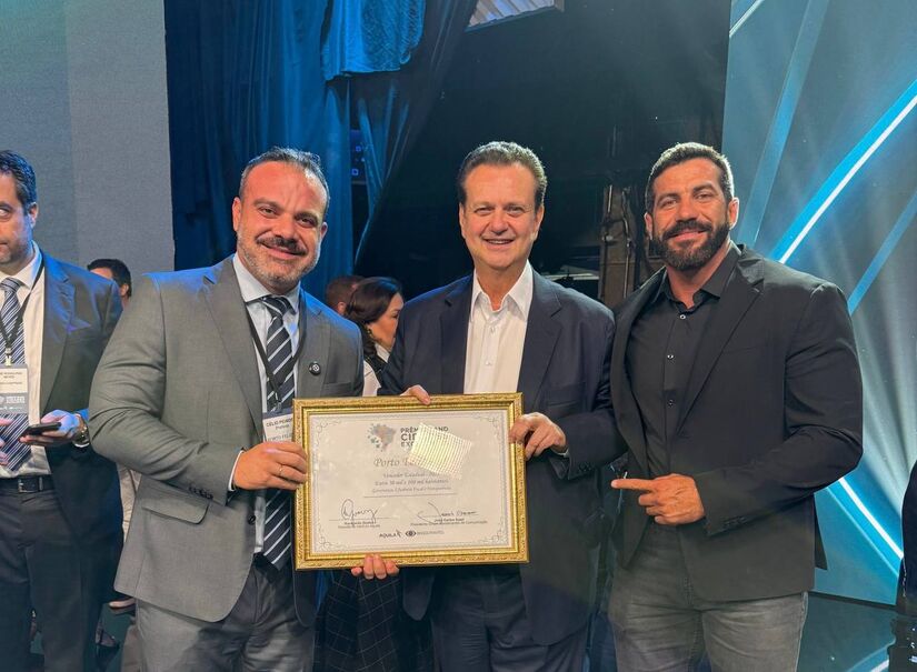 Presente à cerimônia, o prefeito de Porto Feliz, Célio Peixoto (Republicanos), à esquerda, comemorou o reconhecimento / Divulgação