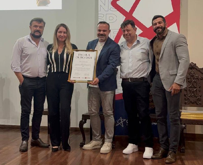 Durante a cerimônia, os diretores das escolas receberam a premiação com entusiasmo    /Fotos: Divulgação