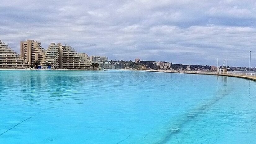 Dentro dela é possivel praticar esportes aquáticos como caiaque e stand up paddle. Imagem: Bjørn Christian Tørrissen