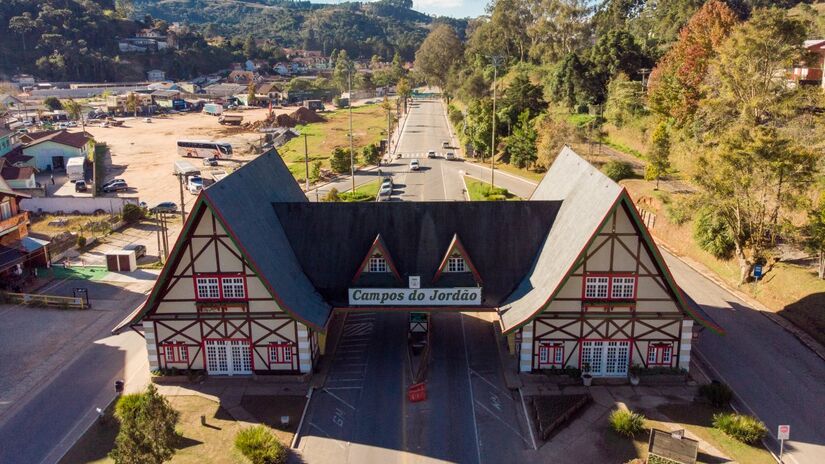 Circuito Serra, Fé e Mar: iniciativa que une os municípios da Serra da Mantiqueira (Campos do Jordão, Santo Antônio do Pinhal, São Bento do Sapucaí), Vale do Paraíba (São José dos Campos, Jacareí, Taubaté, Pindamonhangaba), do Litoral Norte (Caraguatatuba, São Sebastião e Ilhabela) e da Região Turística da Fé (Guaratinguetá, Aparecida, Lagoinha, Cunha) em um esforço conjunto para promover a região como novo produto turístico integrado, competitivo e sustentável. Fotos: Wikimedia Commons