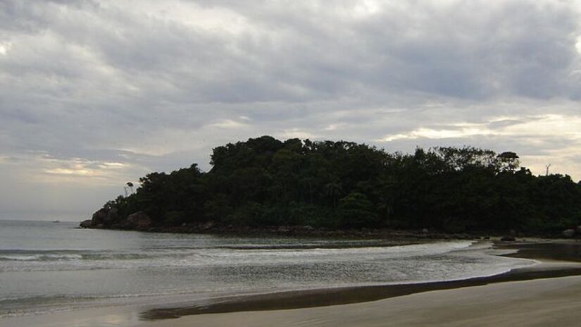 A água limpa e a densa mata que cercam a praia, encantam os turistas. Foto: Reprodução/Wikimedia Commons