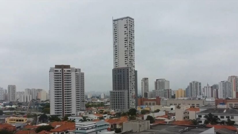 O edifício também se destaca por seu design arrojado e soluções sustentáveis. Sua fachada ventilada, composta por painéis de porcelana em tons claros, garante conforto térmico, economia de energia e uma estética contemporânea que contrasta com o entorno.