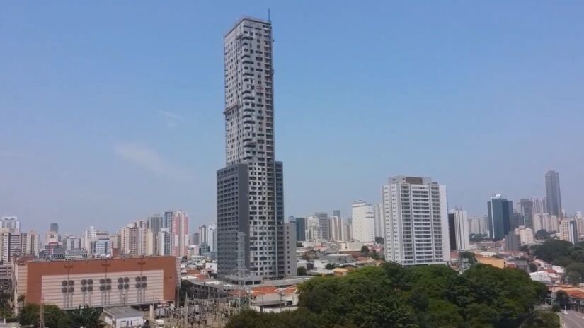 Outro ponto estratégico é a localização. O Platina 220 está a poucos metros da estação Tatuapé do metrô e da CPTM, além de vias importantes como a Radial Leste e a Marginal Tietê. Fotos: Reprodução YT/Drone na trilha