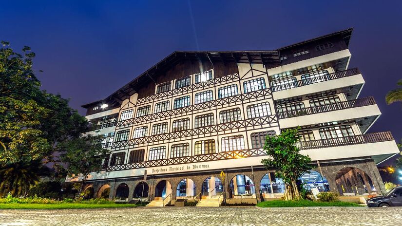 Moradores se orgulham tanto da origem alemã que a prefeitura segue estilo arquiteônico tradicional germânico. Imagem: Marcelo Campi/Wikimedia Commons