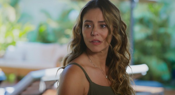 Em entrevista ao Fantástico do último domingo (5/10), Manuela Dias, autora do remake, revelou que o elenco gravou 10 versões da cena do assassinato.