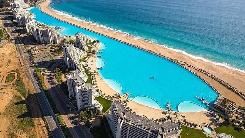 Mesmo imensa, a piscina ainda é aquecida a confortáveis 26&ordm; C. Imagem: Divulgação tripadvisor