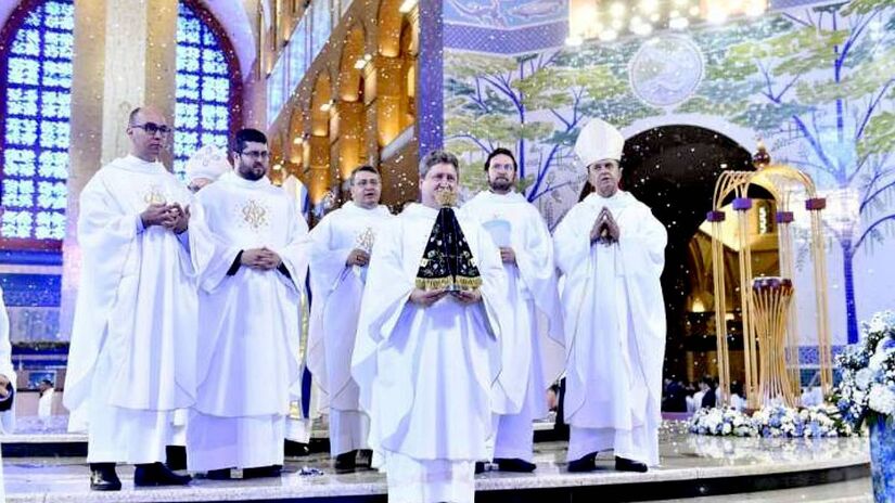 Dom Orlando Brandes, Arcebispo de Aparecida, presidiu a celebração ao lado do animador desta Missa Solene, Pe. Mauro Vilela C.Ss.R., diretor da TV Aparecida - (Thiago Leon/Santuário Nacional)
