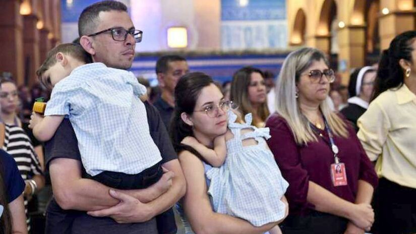 Muitas famílias acompanharam a missa, realizada pela manhã deste domindo (12/10) - (Thiago Leon/Santuário Nacional)