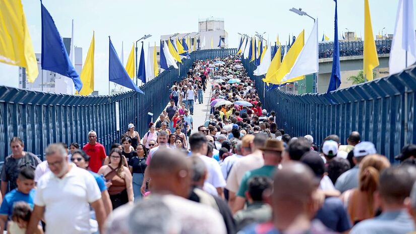 Cerca de 150 mil pessoas participaram nesta manhã das celebrações religiosas em Aparecida - (Vitor Vidal/Agência F8/Folhapress)