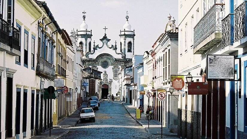 Minas Gerais é o segundo destino mais viável, com pousadas a partir de R$ 187 em cidades históricas como Tiradentes e São João del Rei. O diferencial para o turista é a oferta de atividades culturais e gastronômicas gratuitas, como visitas a queijarias e cachaçarias com degustação, e festas de Réveillon abertas promovidas pelas prefeituras, o que ajuda a economizar.