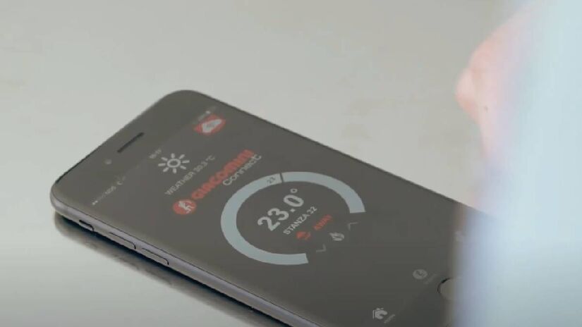 O sistema é totalmente embutido no teto, não ocupando espaço e se integrando discretamente à decoração. É um atrativo para quem busca um visual clean ou um estilo mais minimalista.