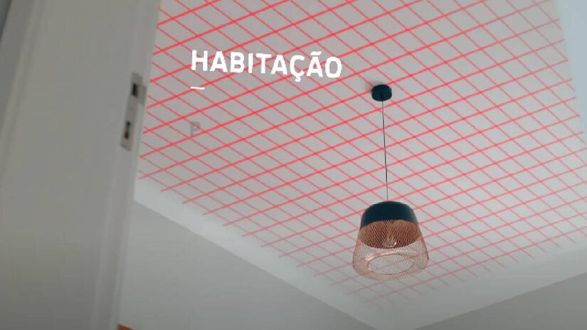 O teto radiante funciona usando painéis embutidos que emitem radiação térmica. Essa radiação esfria as superfícies e proporciona uma sensação de frescor uniforme no cômodo.