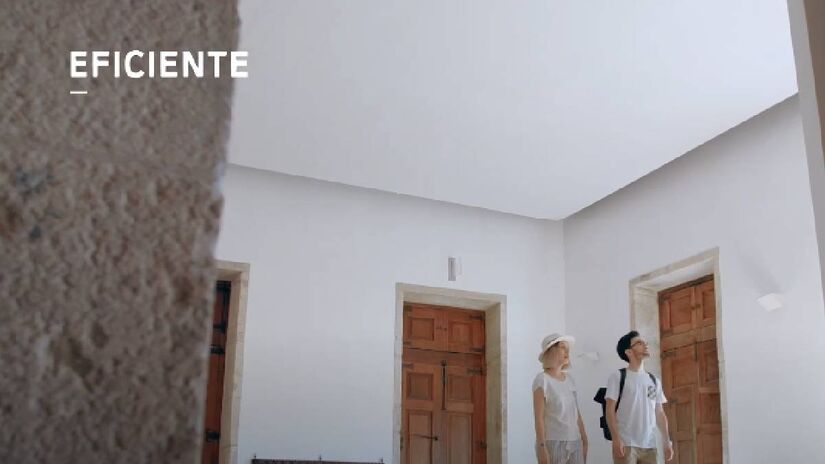 Diferente dos ventiladores que movem o ar, o teto radiante esfria o ambiente sem criar correntes de ar. Ele ainda tem o potencial de reduzir o valor da sua conta de luz.