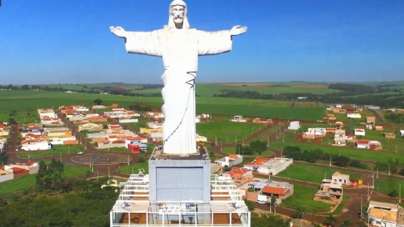 O grande cartão-postal de Sertãozinho é o Cristo Salvador, que tem 56 metros de altura e um mirante que permite ver a cidade em 360 graus. Além do monumento, os visitantes desfrutam de uma imensa área verde - (Reprodução/YouTube)