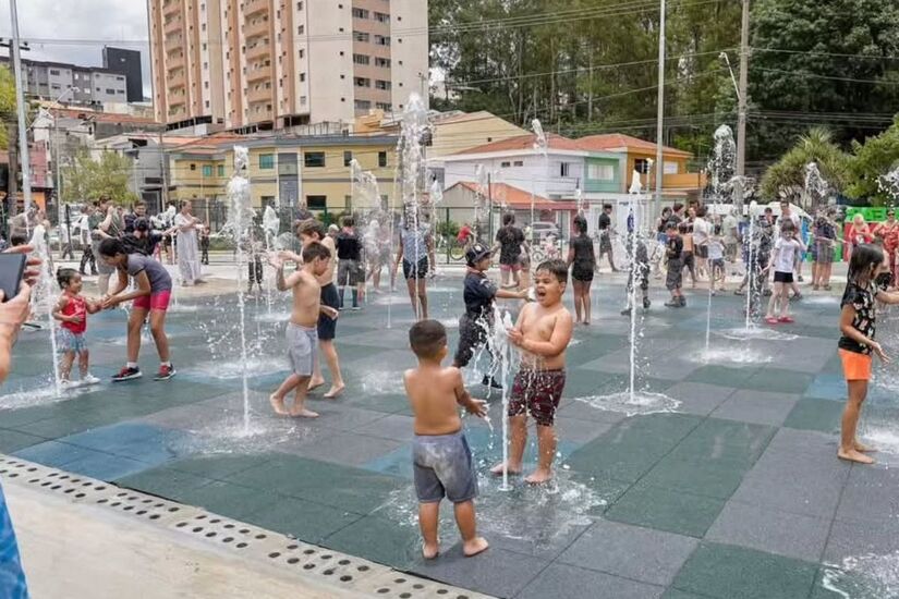 Equipamento é o terceiro chafariz interativo da cidade e permite que qualquer pessoa ative os jatos de água, que funcionam por dois minutos. Foto: Reprodução