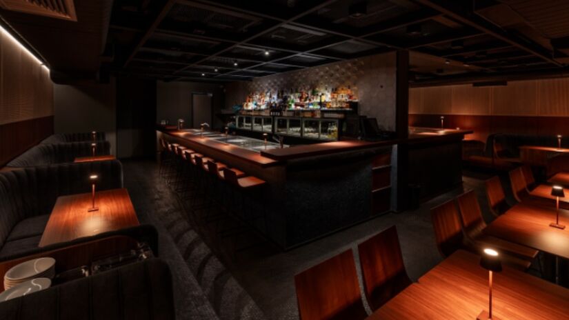 Bar combina os sabores brasileiros e asiáticos e oferece dois ambientes aos visitantes.
