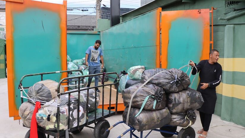 Com funcionamento 24 horas por dia, a unidade é capaz de receber até 300 toneladas de resíduos têxteis por mês.