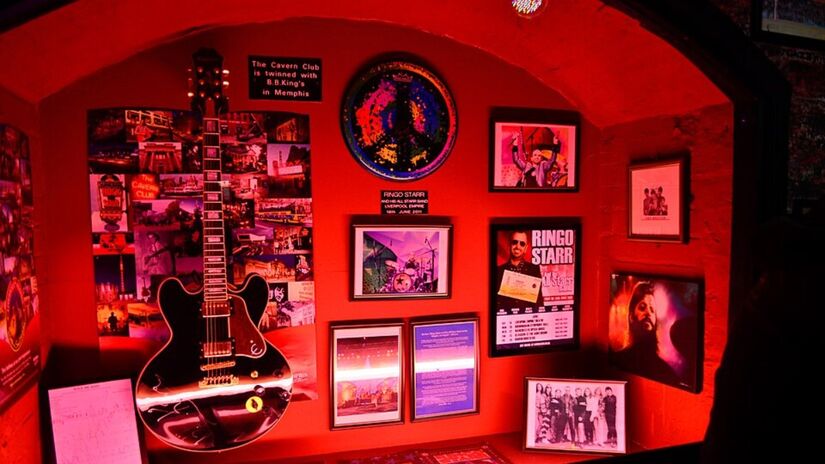 Assim como o 'pub' original, o Cavern Club de São Paulo terá um acervo repleto de itens icônicos do rock / Foto: Jen Hunter/Wikimedia Commons