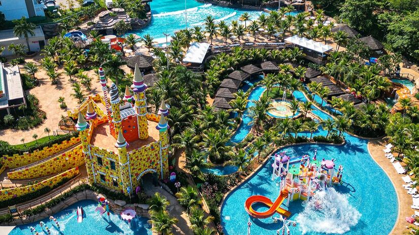 São Pedro Thermas Resort: possui uma das maiores piscinas de ondas de São Paulo, com 1.300 metros quadrados. O complexo tem ainda um núcleo de toboáguas, uma nova área com quatro tobogãs, rampa de boias e um balde d'água gigante, além de um rio lento e um parque infantil dividido em três áreas. Foto: Divulgação
