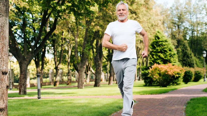 Corridas e exercícios de alta intensidade podem estressar e prejudicar pessoas na terceira idade (Fotos: Freepik)