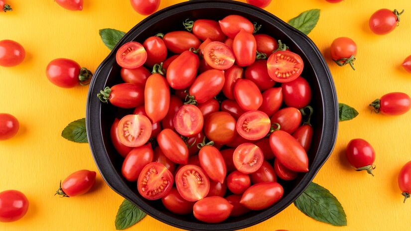 Pequeno, resistente e cheio de sabor, o tomate-cereja cresce bem até em potes de iogurte.
