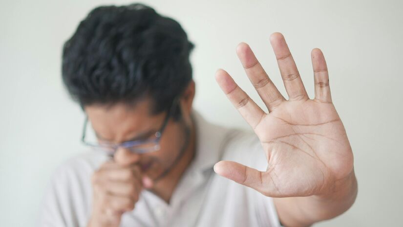 Tosse traz dor e grande incômodo para o paciente. Imagem: Towfiqu barbhuiya/Pexels