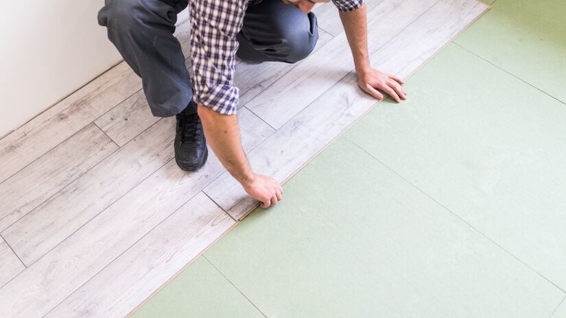 Fácil de limpar e durável, o piso autocolante é a escolha ideal para quem busca renovar o lar com praticidade e estilo (Fotos: Freepik)