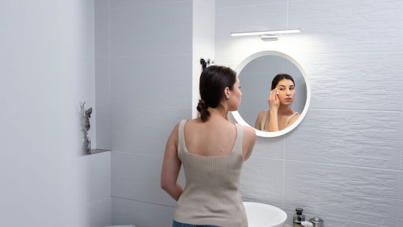 Espelhos com LED e Bluetooth já são destaque nas tendências de decoração para 2026 (Fotos: Freepik)