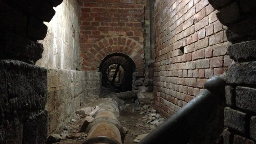 Túnel da Rota: histórias e lendas da mansão da luz

Sob o Quartel da Luz, os túneis da Rota guardam histórias de outra era. Parte dessas passagens foi transformada em museu, com visitas guiadas que revelam detalhes sobre a construção, as operações policiais e as lendas que cercam o local.

 Sexta, às 10h (chegar 15 minutos antes)
 Grátis
 Avenida Tiradentes, 440  Luz

Foto: Wikimedia Commons