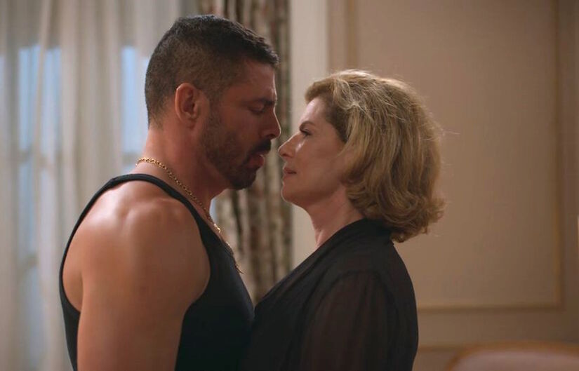 Na sequência, a ricaça receberá uma visita especial em seu quarto... Quem será?  Fotos: Reprodução/TV Globo