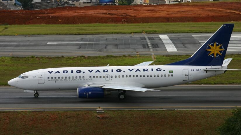 Varig: o orgulho que voava alto

A Varig foi muito mais que uma companhia aérea. Durante os anos 60 e 80, ela representou o orgulho dos brasileiros e a modernidade dos céus nacionais. Sua história é lembrada até hoje por quem viveu a era em que viajar de avião era sinônimo de glamour e confiança.

Foto: Wikimedia Commons