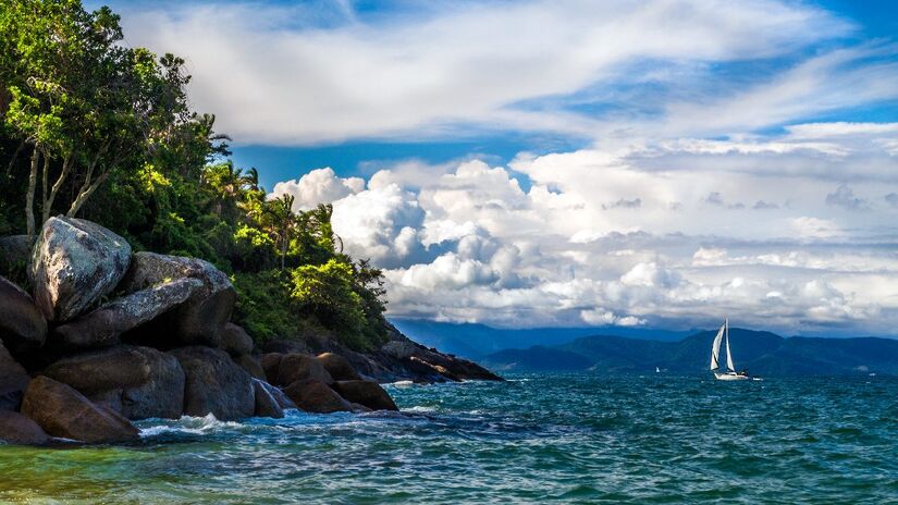 Praias lindas e natureza abundante marcam o município-arquipélago. Imagem: Roberto Pavezi Netto/Wikimedia Commons