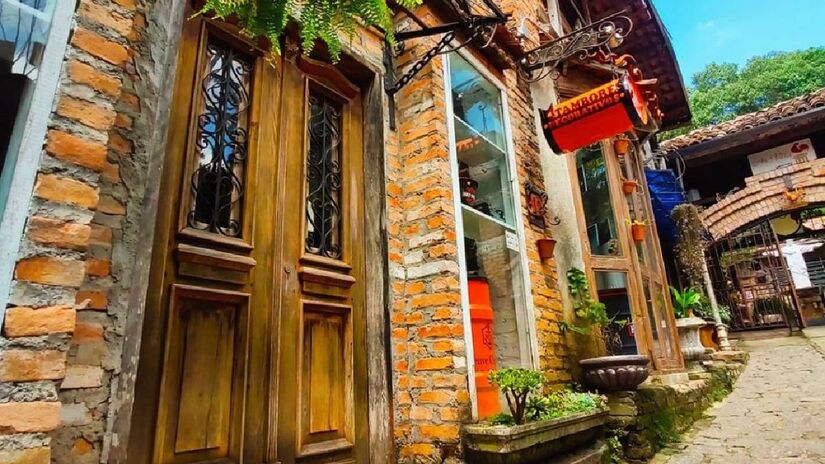 Peças de madeira e metal soldado únicas. Imagem: @ovelhaodemolicoes