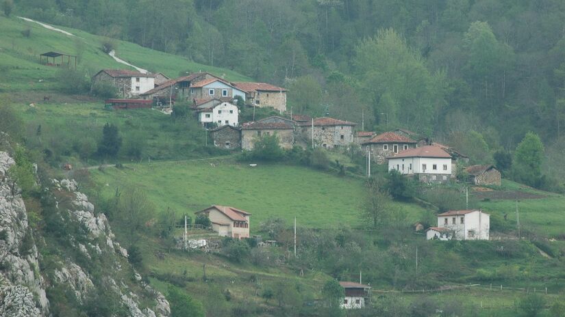 Toparia viver nessa pequena cidade rural por 3 mil euros? Imagem: Asturianu/Wikimedia Commons