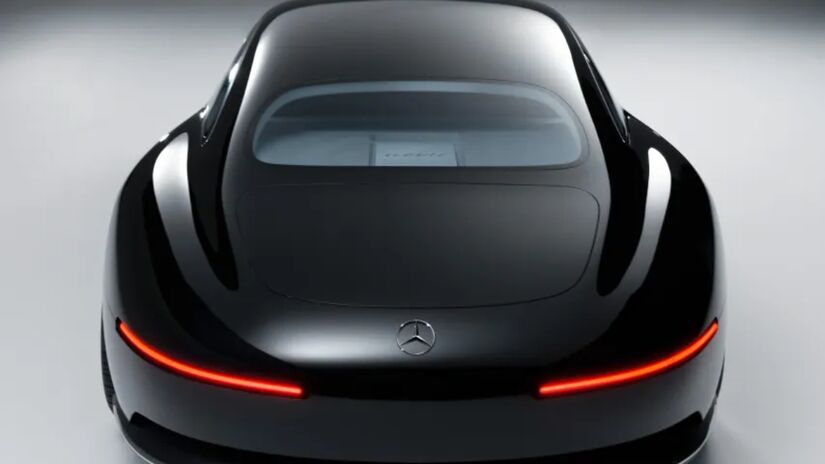 Pintura na cor preto profundo com acabamento de alto brilho enfatiza o design escultural da carroceria do show car.