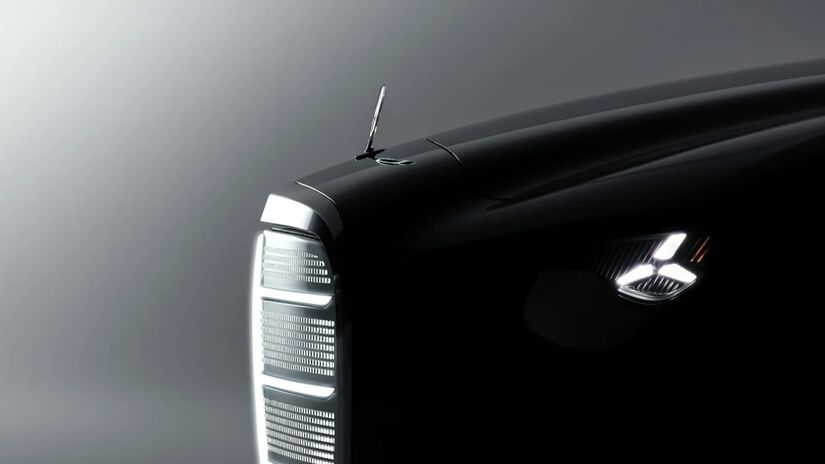 Nova grade do radiador da marca possui estrutura em treliça de vidro fumê e iluminação integrada no contorno.