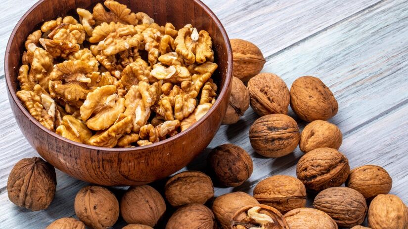 Alimentos ricos em magnésio: nozes, castanhas, sementes de abóbora e linhaça, cacau 70%, espinafre, brócolis, aveia e cereais integrais e leguminosas (feijão, grão de bico). 
