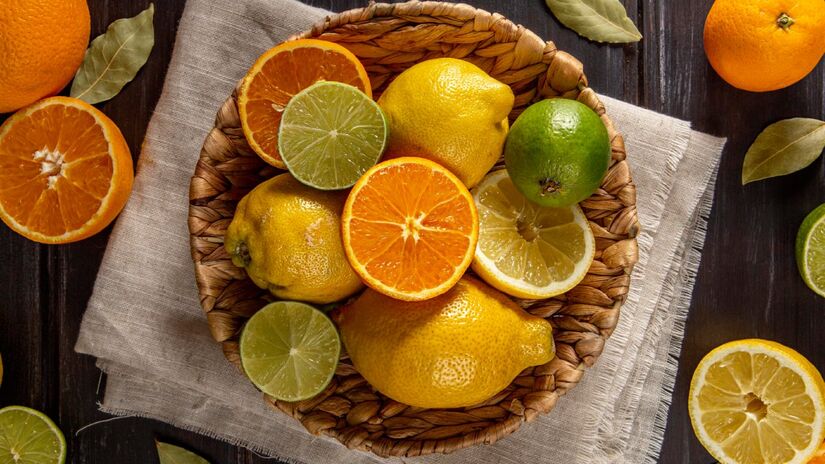 Frutas cítricas: Laranjas, limões e toranjas são ricas em vitamina C e flavonoides, que auxiliam na diluição do sangue e fortalecem os capilares. Fotos: Freepik