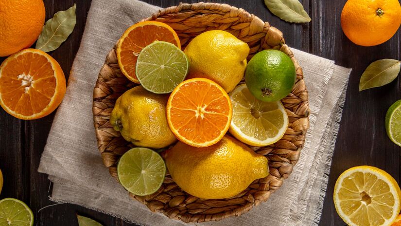 Frutas cítricas (limão, laranja, abacaxi): ricas em vitamina C e citrato, que ajudam a impedir a formação de pedras nos rins. 