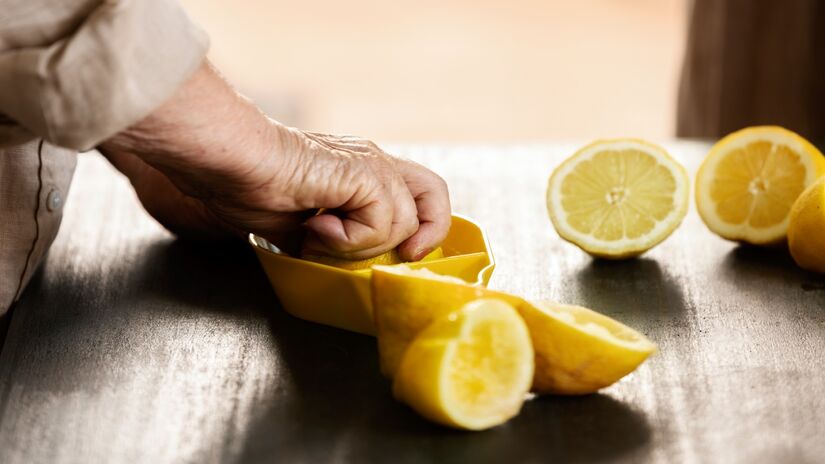 Aquela casca de limão que sobra depois de espremer o suco pode ser muito mais útil do que parece