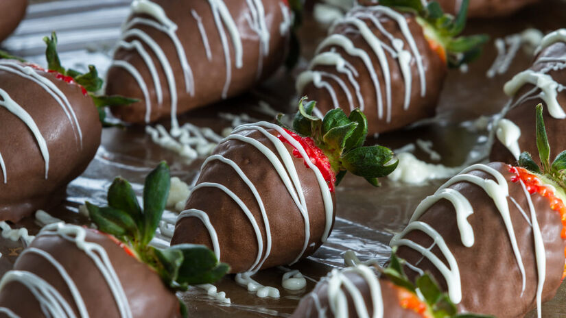 Entre as sobremesas oferecidas, estão morangos com chocolate | Divulgação