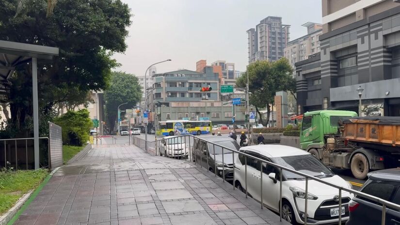 De acordo com informações divulgadas pela Loteria de Taiwan, o bilhete premiado foi emitido de forma totalmente aleatória, um método conhecido como "selecionado por computador" (Fotos: Youtube/Reprodução)
