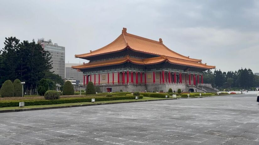O ganhador havia comprado apenas dois bilhetes, ambos com os números escolhidos pelo sistema de forma aleatória, gastando um total de 200 yuans