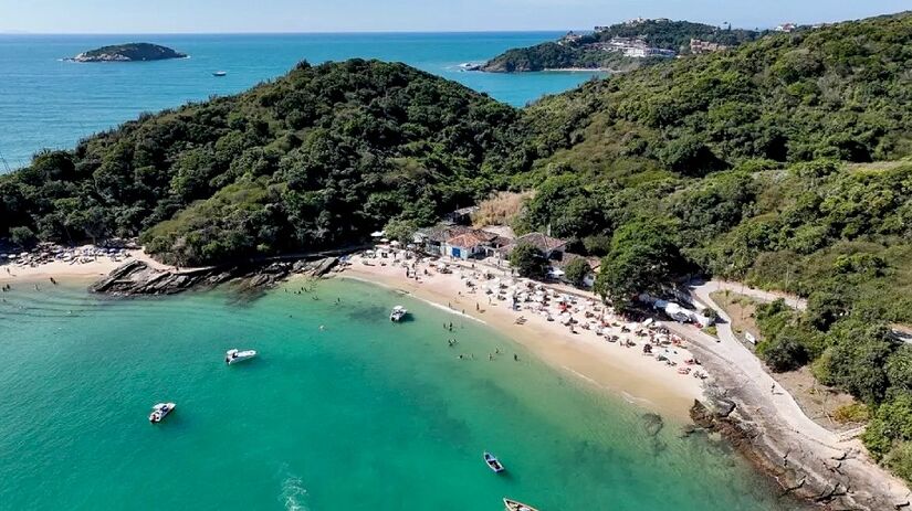 Localizada na Armação dos Búzios (RJ), a praia Azeda-Azedinha tem cerca de 200 metros de extensão, mar calmo e ideal para banho e snorkeling. O acesso é feito por trilha ou barco, e não há espaço para esportes de areia ou quiosques. Estão a aproximadamente 600 km de São Paulo. Divulgação/PMB